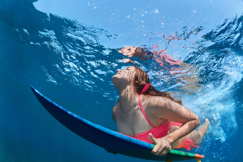 Pescoço de Surfista: remar deitado com o peito levantado pode provocar dores agudas | Foto: Shutterstock