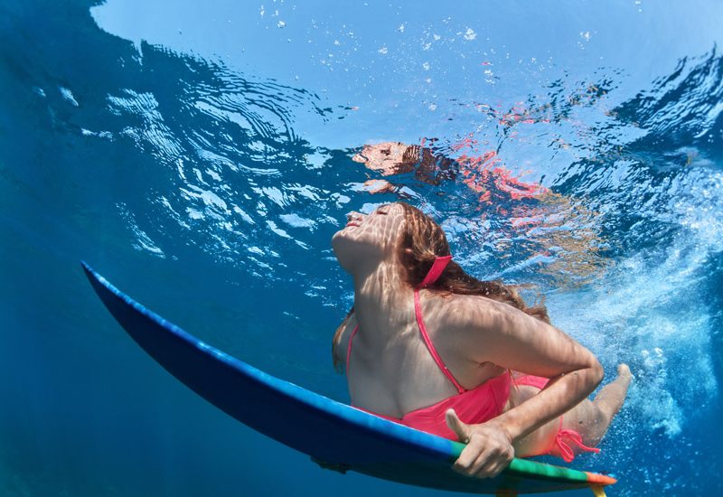 Pescoço de Surfista: remar deitado com o peito levantado pode provocar dores agudas | Foto: Shutterstock